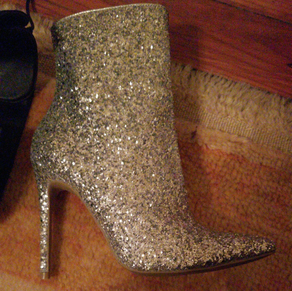 Wild Diva Silver glitter boots. 6 1/2